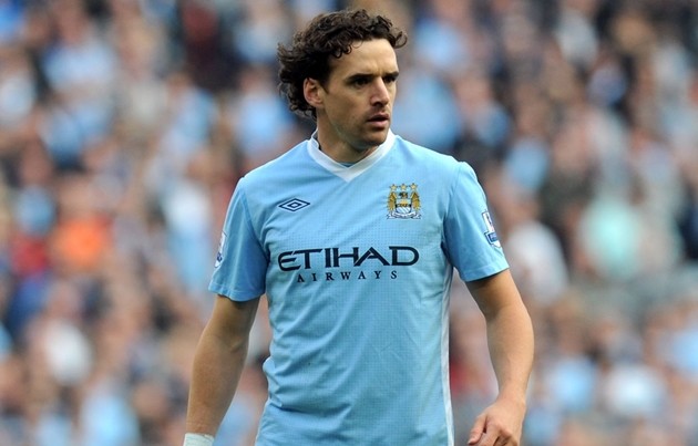 Từ Schmeichel đến Tevez: 7 cái tên từng khoác áo Man Utd và Man City - Bóng Đá