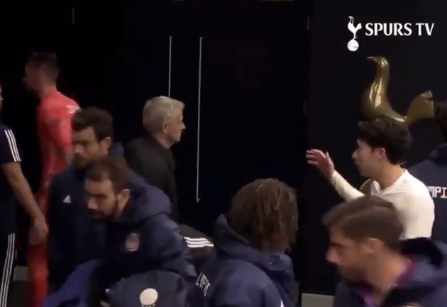 Jose Mourinho Awkwardly Left Son Heung-Min Hanging After Tottenham’s Champions League Comeback - không bắt tay - Bóng Đá