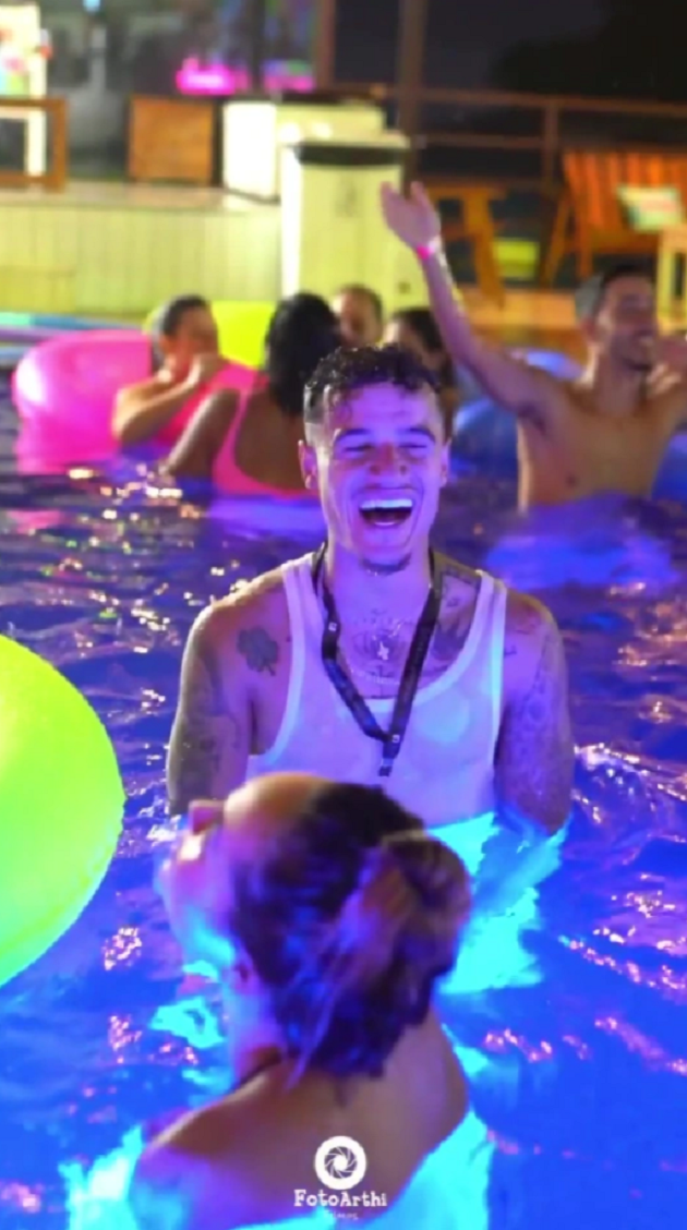 Vợ Coutinho diện bikini, quẩy cực nhiệt ở tiệc bể bơi - Bóng Đá