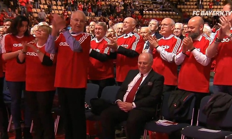 Xavi confirms Lewandowski transfer negotiations - Bóng Đá