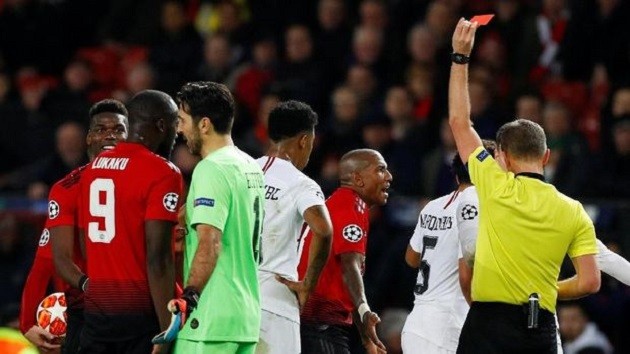 'Kẻ thù' M.U được bình chọn là trọng tài xuất sắc nhất thế giới - Bóng Đá