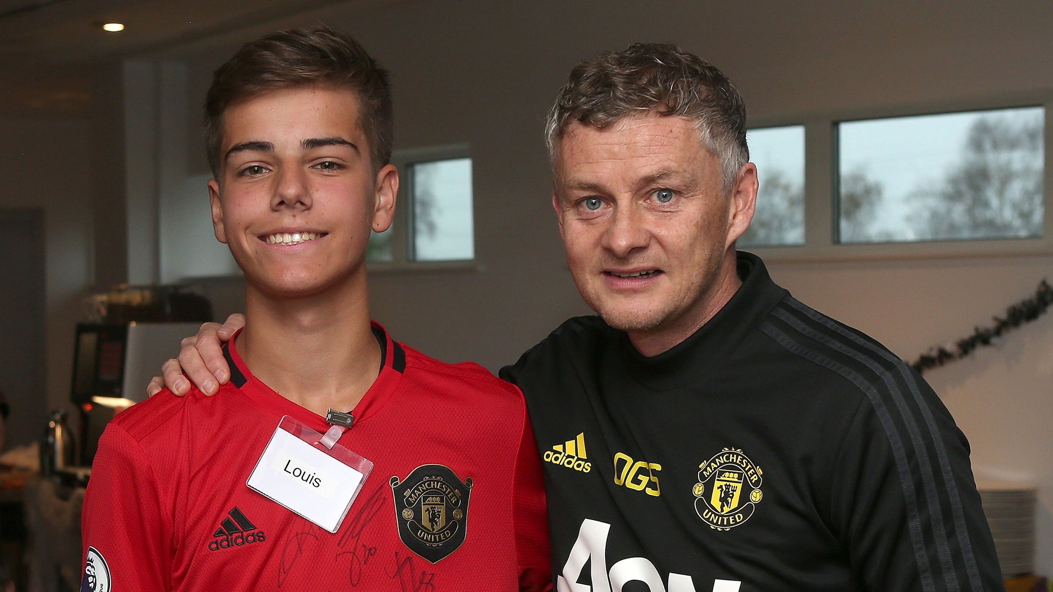 Man United thăm hỏi các bệnh nhân nhí hiểm nghèo - Bóng Đá