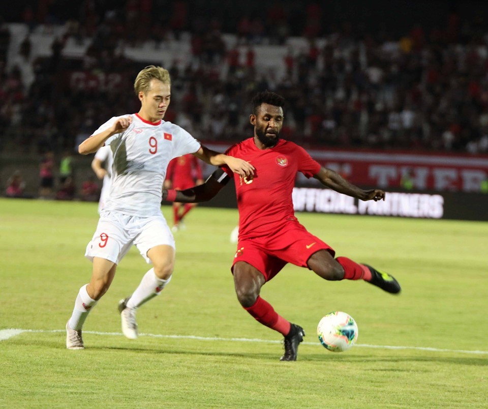 Indonesia fans shout “Simon Out” after FIFA World Cup Qualifiers defeat to Vietnam - Bóng Đá