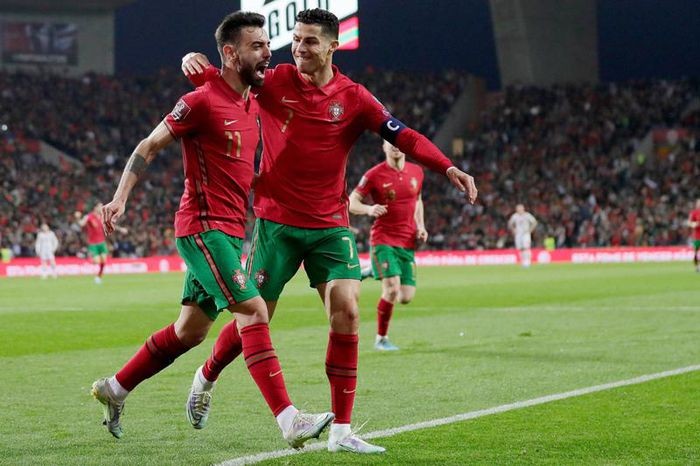 Ronaldo chỉ tay vào Fernandes và 2 pha chạm bóng tinh tế - Bóng Đá