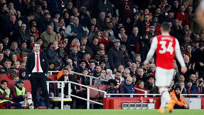 Từ Xhaka tới Van Persie, những thủ quân khiến CĐV Arsenal điên máu 7 năm qua - Bóng Đá
