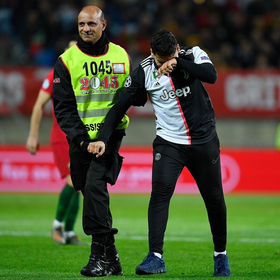 Lập hattrick cực đỉnh, Ronaldo có hành động đặc biệt - Bóng Đá