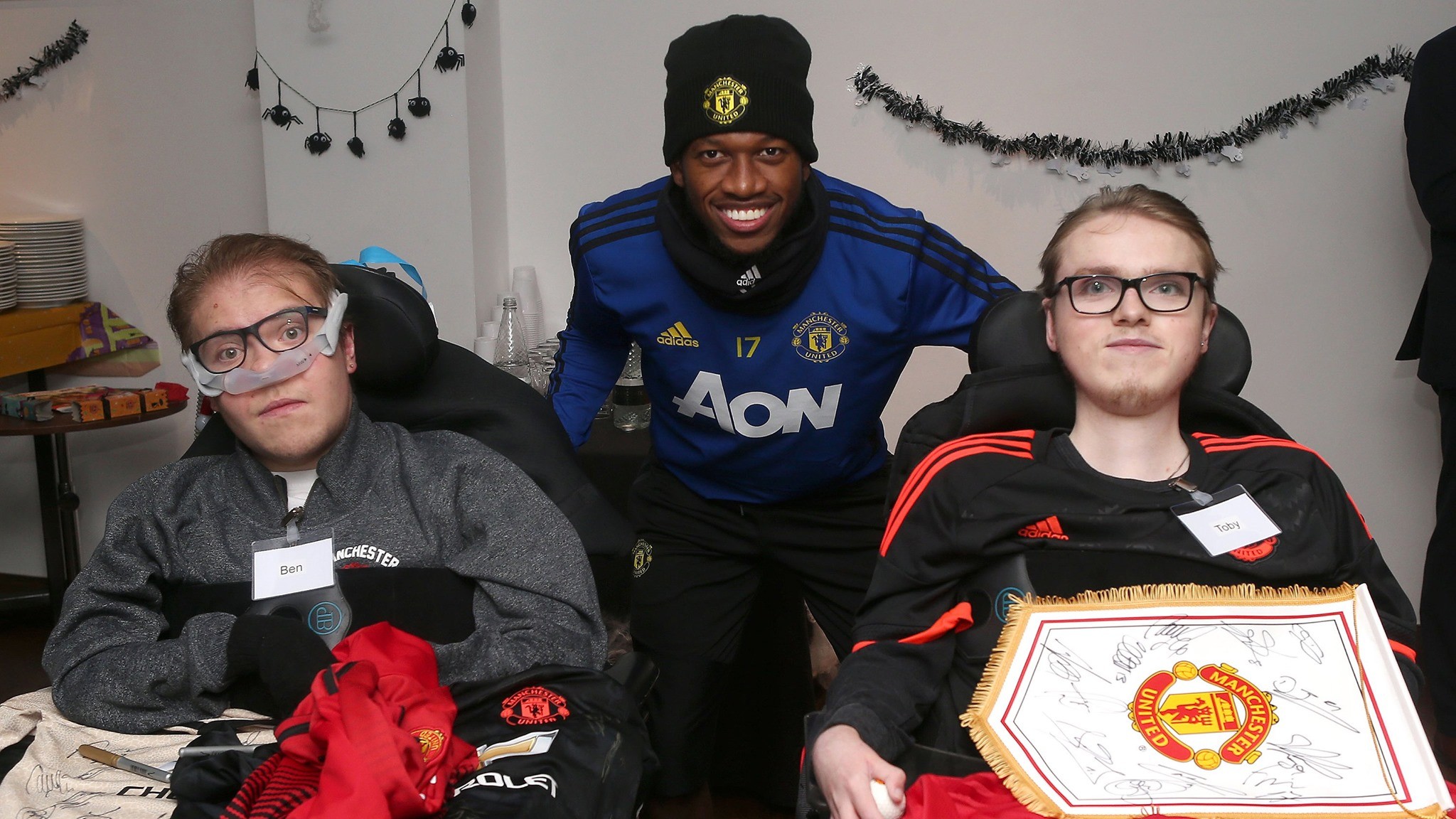 Man United thăm hỏi các bệnh nhân nhí hiểm nghèo - Bóng Đá