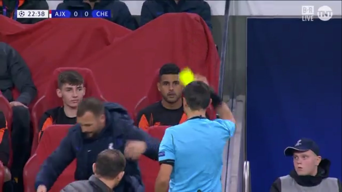 Thẻ vàng dành cho đối tượng bất ngờ ở trận Ajax - Chelsea - Bóng Đá