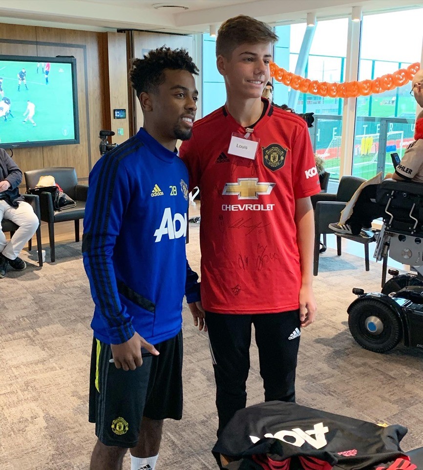 Man United thăm hỏi các bệnh nhân nhí hiểm nghèo - Bóng Đá