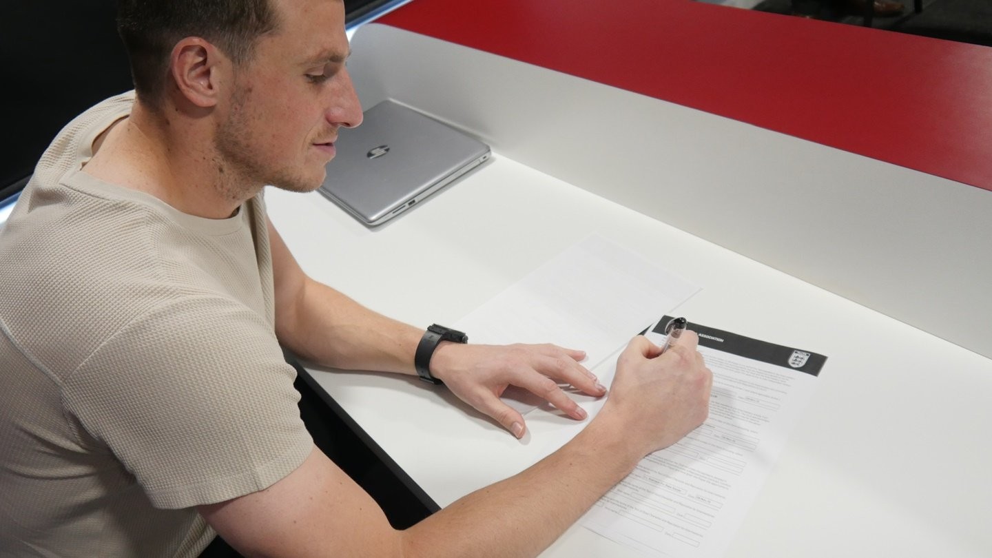 CHÍNH THỨC: Người New Zealand duy nhất gia hạn với đại diện Premier League - Bóng Đá