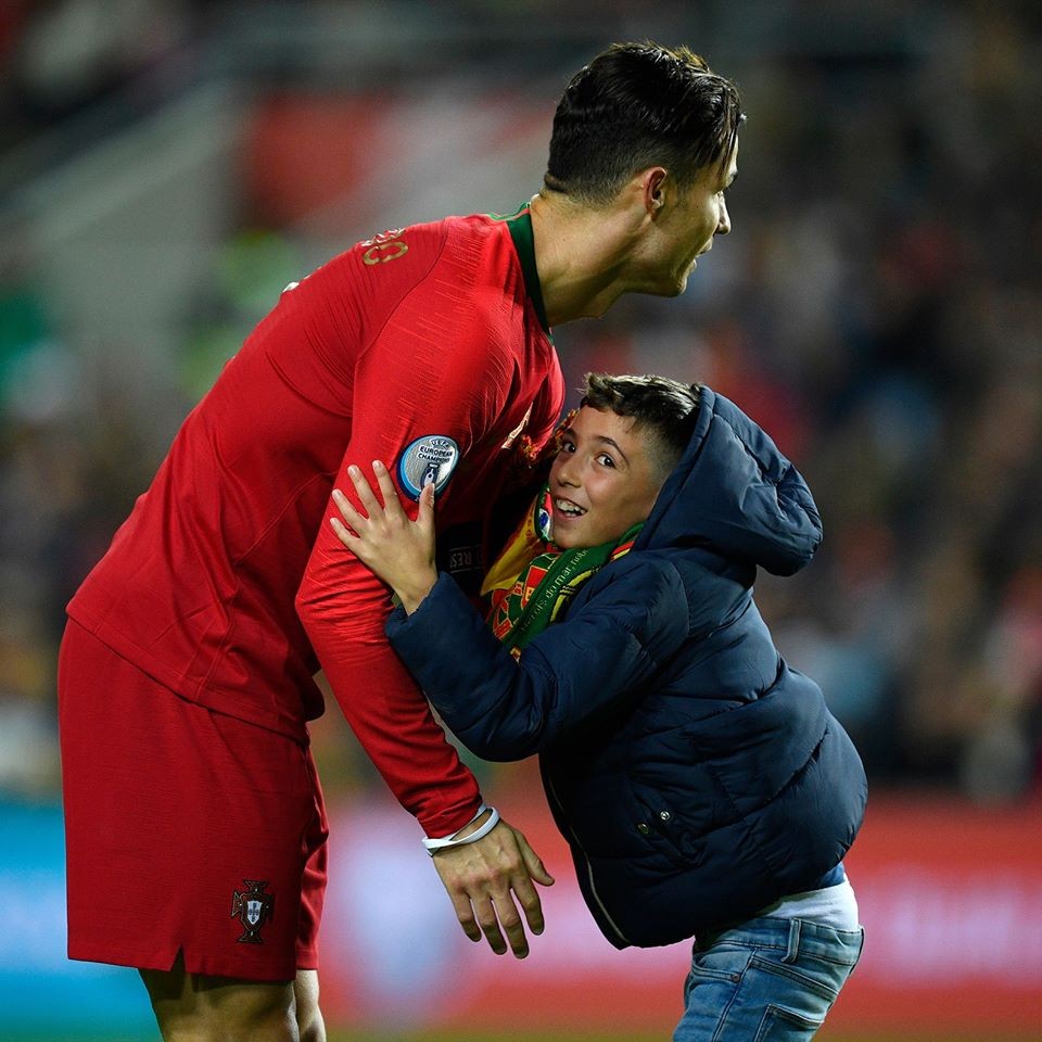 Lập hattrick cực đỉnh, Ronaldo có hành động đặc biệt - Bóng Đá