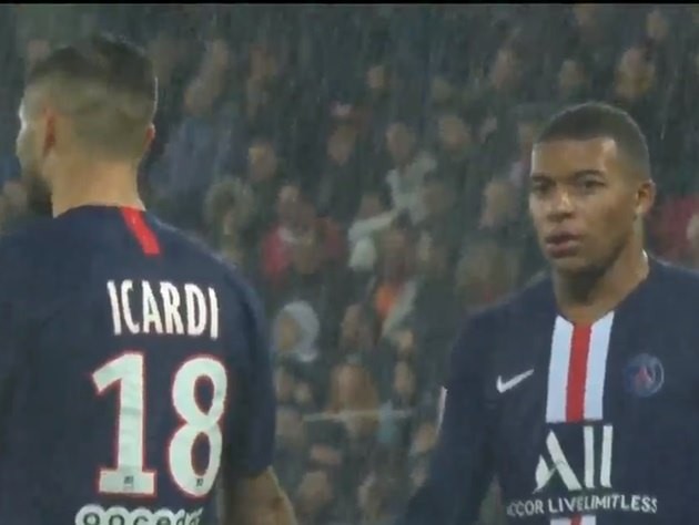 Bom tấn 70 triệu 'phá game', Mbappe chỉ biết quay lưng ngước mặt than trời - Bóng Đá