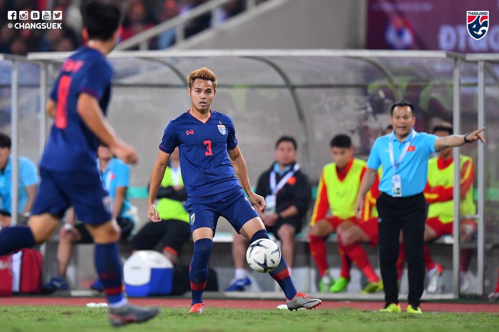 CĐV Thái Lan cảm ơn trọng tài vì đội nhà thoát thua trước Việt Nam - Bóng Đá