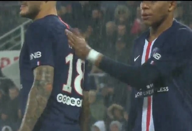 Bom tấn 70 triệu 'phá game', Mbappe chỉ biết quay lưng ngước mặt than trời - Bóng Đá