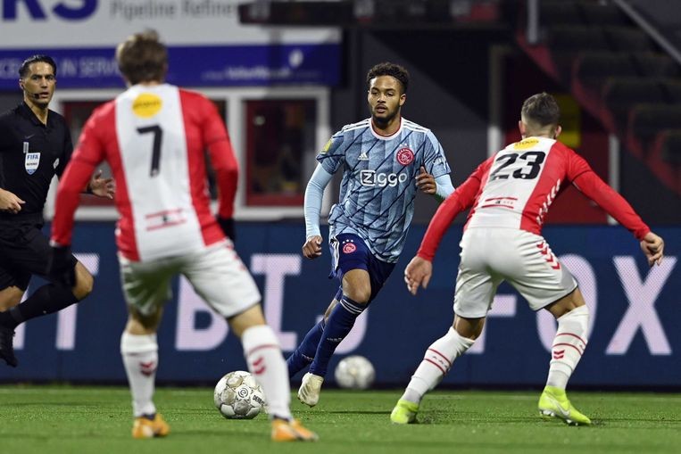 Devyne Rensch: Ajax's latest teenage star ensuring Dest isn't missed - Bóng Đá