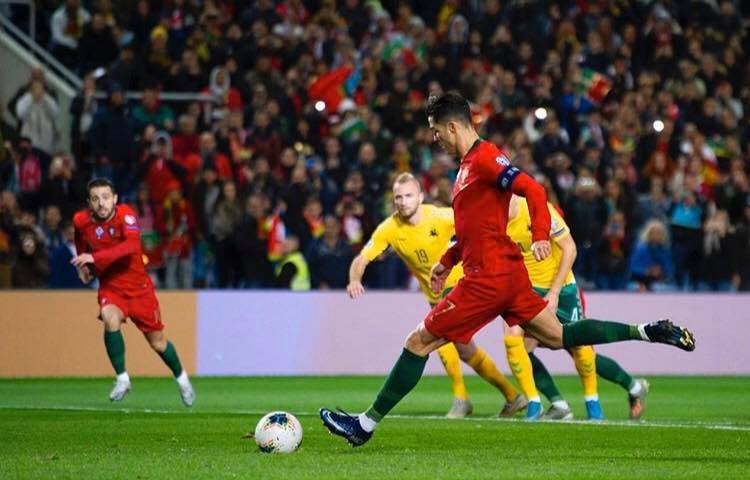 Lập hattrick cực đỉnh, Ronaldo có hành động đặc biệt - Bóng Đá
