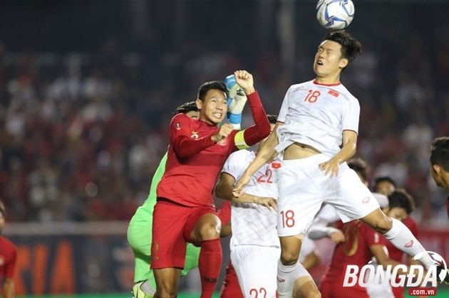 Ảnh Thành Chung chỉ tay dằn mặt Osvaldo Haay - Bóng Đá