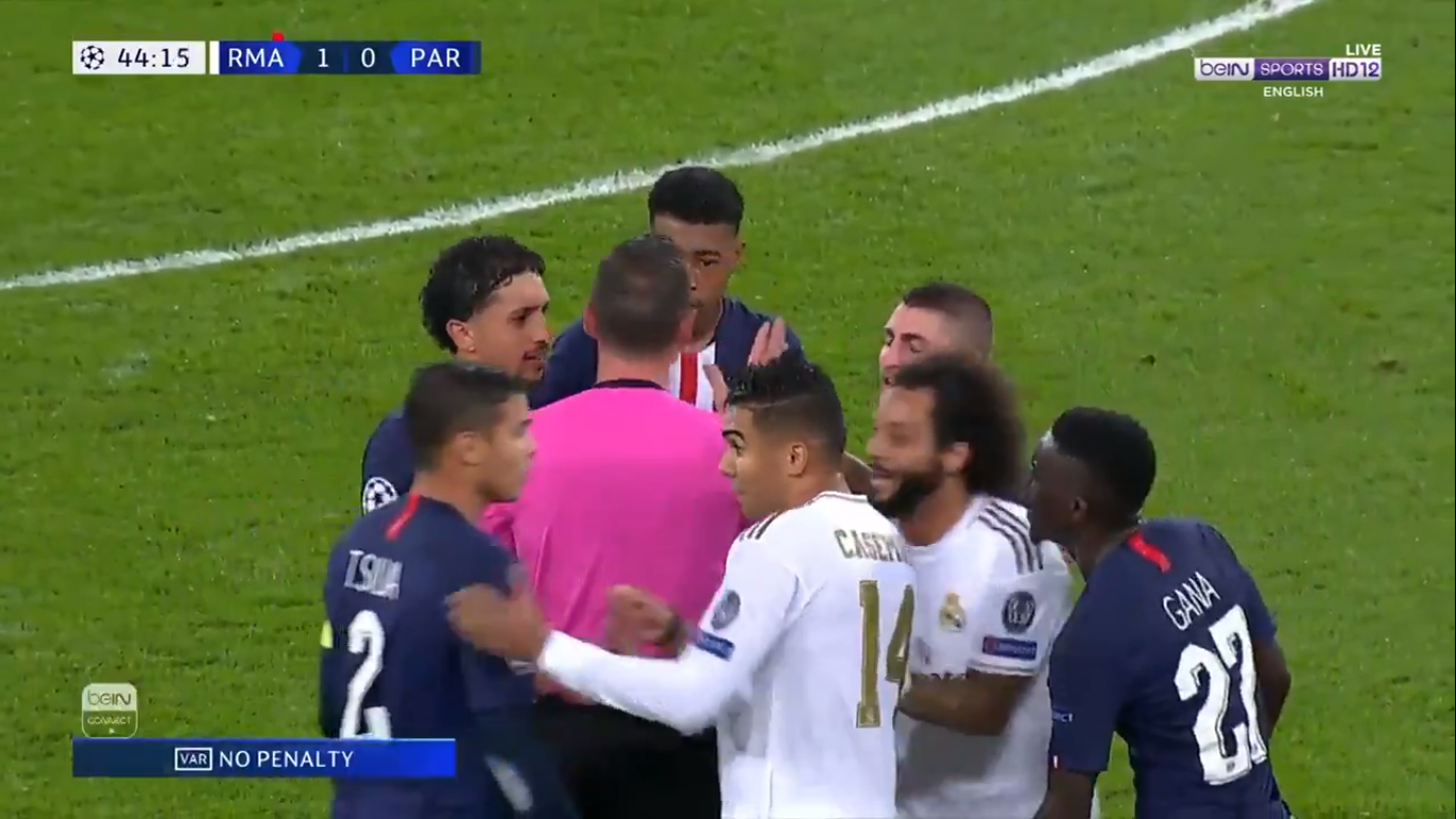 Trọng tài trận Real - PSG đã tự 'tát vào mặt' mình như thế nào? - Bóng Đá