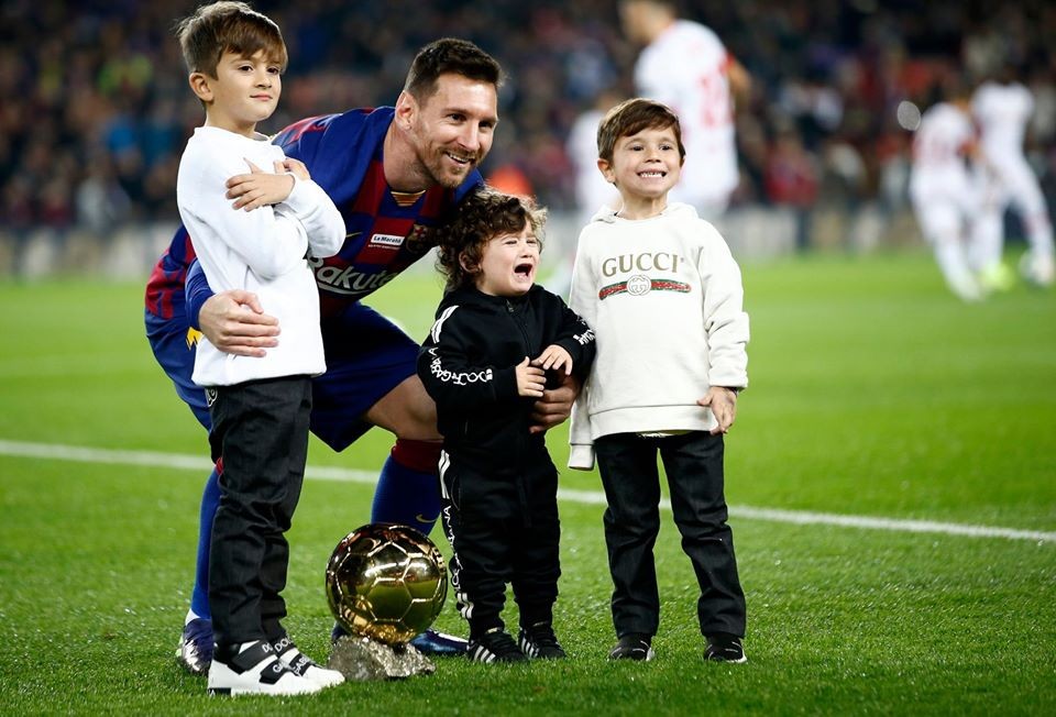Messi khoe QBV trước trận đấu - Bóng Đá