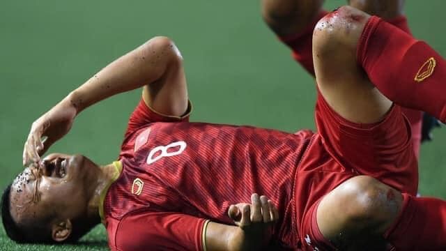 SỐC! Trọng Hoàng đổ gục, hai đầu gối be bét máu - Bóng Đá