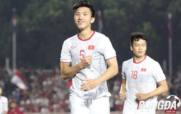 Ảnh Thành Chung chỉ tay dằn mặt Osvaldo Haay - Bóng Đá