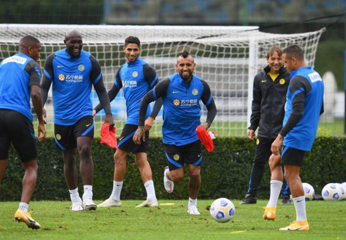 Arturo Vidal gặp lại đồng hương trong buổi tập đầu tiên tại Inter Milan - Bóng Đá