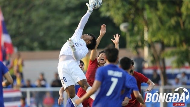 Trợ lý Sasa Todic ôm đầu vì bị đá lại pen - Bóng Đá