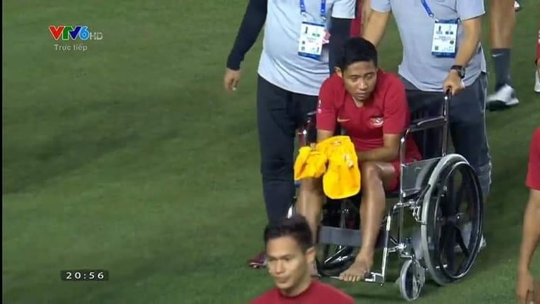 Evan Dimas phải ngồi xe lăn - Bóng Đá
