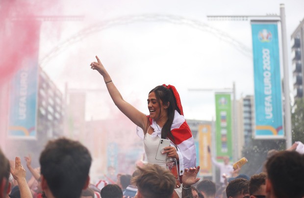 Người đẹp và pháo sáng xuất hiện trước chung kết EURO 2020 - Bóng Đá