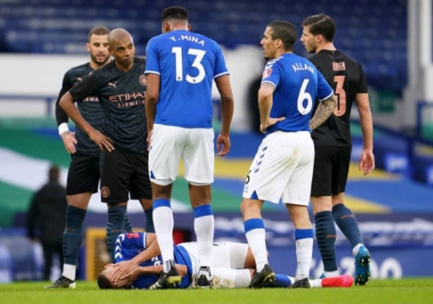 Fernandinho thúc cùi chỏ Richarlison - Bóng Đá