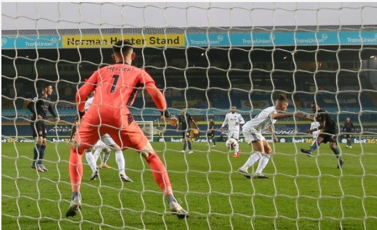 Man Utd star Bruno Fernandes in tears after Villarreal win Europa League on penalties - Bóng Đá