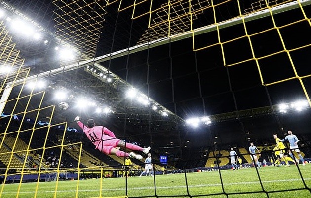 Nhìn đồng đội đau đớn, Messi có cử chỉ rất xúc động - Bóng Đá