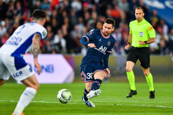 Ben Chilwell spotted hand-in-hand with stunning Netflix model Holly Scarfone - Bóng Đá