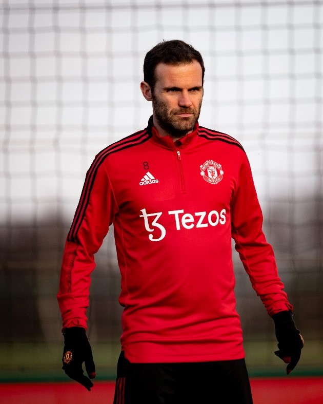 Arsenal fans HANG EFFIGY and call on Stan Kroenke to quit as thousands protest outside Emirates as police intervene - Bóng Đá