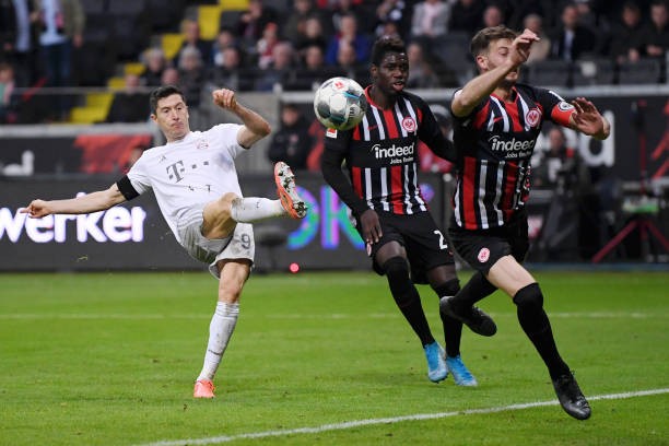 Boateng 'ăn' thẻ đỏ, Bayern Munich nhận trận thua lịch sử - Bóng Đá