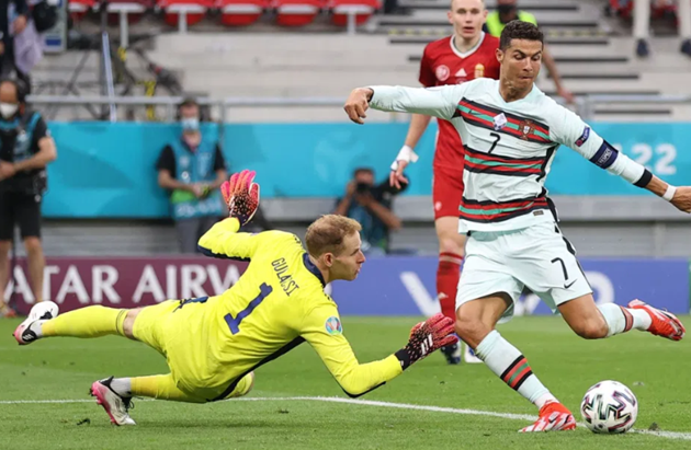 Cristiano Ronaldo fumes at Diogo Jota for not passing in Euro 2020 opener - Bóng Đá