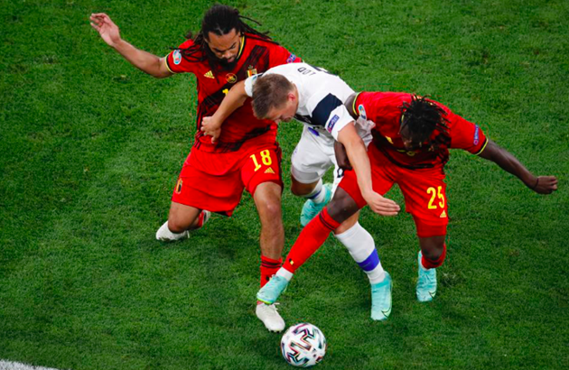 Euro 2020 pitch invader advertises cryptocurrency in skimpy outfit during Belgium’s clash with Finland - Bóng Đá