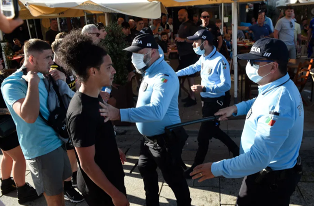  Brawling Chelsea and Man City fans clash in shameful scenes in Porto ahead of Saturday’s Champions League final - Bóng Đá