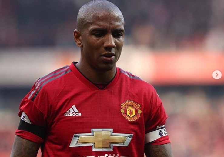 Ashley Young shows off new tattoo.. but Man Utd fans tell him to spend summer working on crosses instead - Bóng Đá