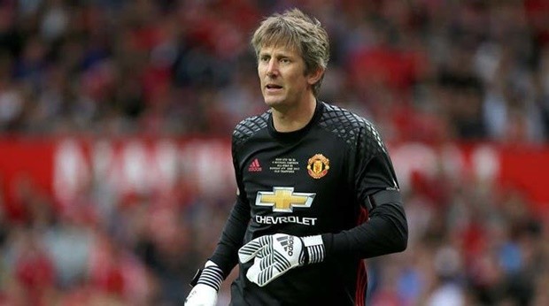 Lionel Messi poses in new PSG kit - Bóng Đá