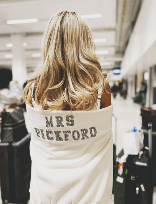 Jordan Pickford nhận nụ hôn ngọt ngào từ cô dâu xinh đẹp - Bóng Đá