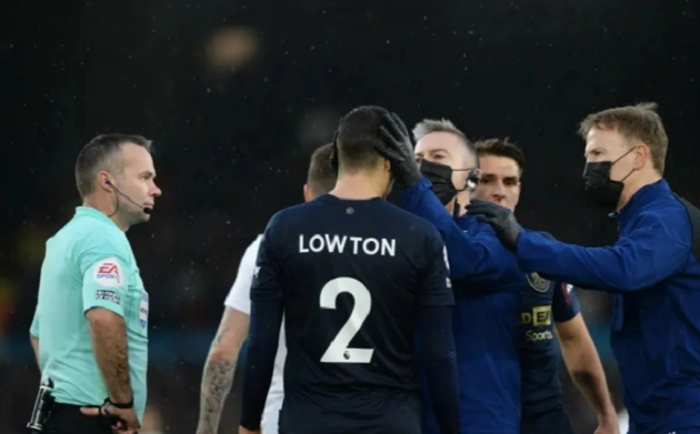 Cầu thủ Burnley lãnh trọn chai nước từ CĐV quá khích, FA vào cuộc - Bóng Đá