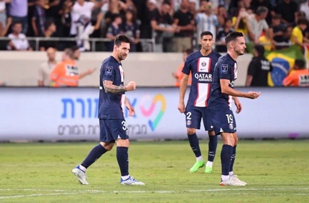 Messi gây chú ý với một NHM nhí - Bóng Đá