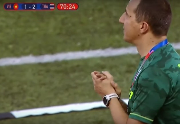 Trợ lý Sasa Todic ôm đầu vì bị đá lại pen - Bóng Đá