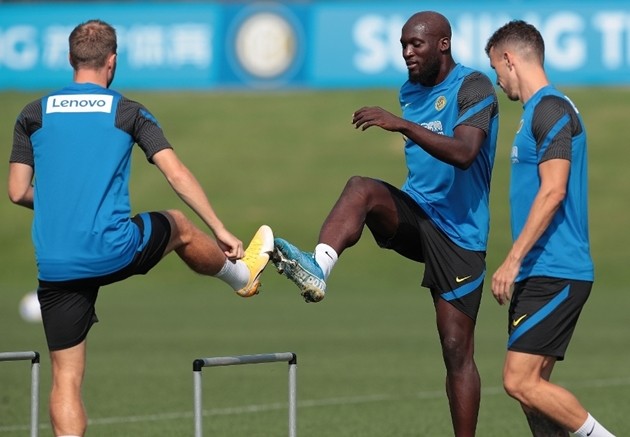 Alexis Sanchez để lộ bắp chân cực khủng trên sân tập của Inter Milan - Bóng Đá