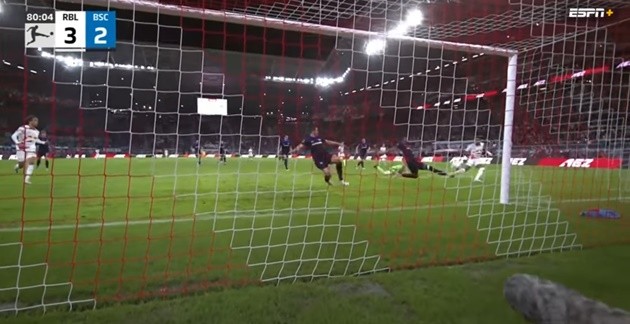 2 vệ sỹ hộ tống Ronaldo đến sân tập - Bóng Đá