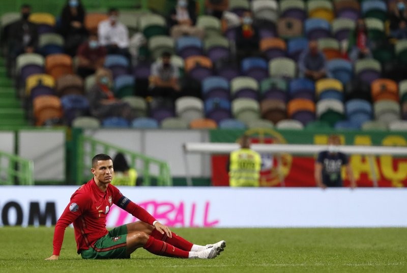 Ronaldo sung sức như tuổi đôi mươi, Bồ Đào Nha cay đắng vì 