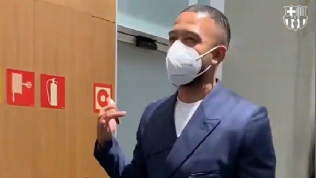 Depay arrives at Barcelona airport with a smile on his face - Bóng Đá