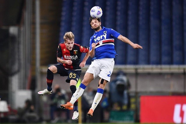 Cấm khán giả, pháo sáng vẫn xuất hiện trong trận derby nổi tiếng - Bóng Đá