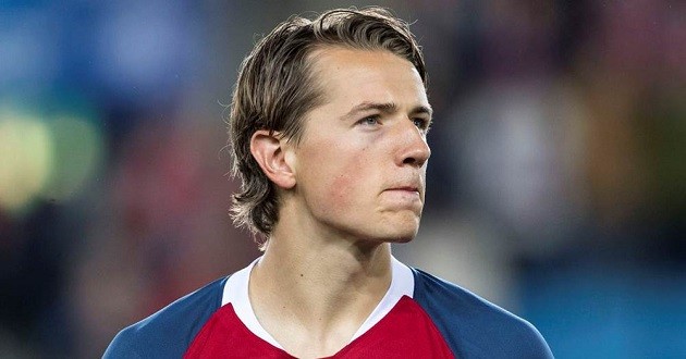 Genk sporting director confirms Liverpool's interest in midfielder Berge - Bóng Đá